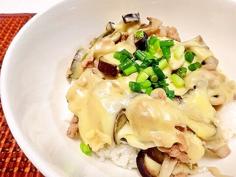 甘辛味噌味☆豚肉となすのチーズ丼